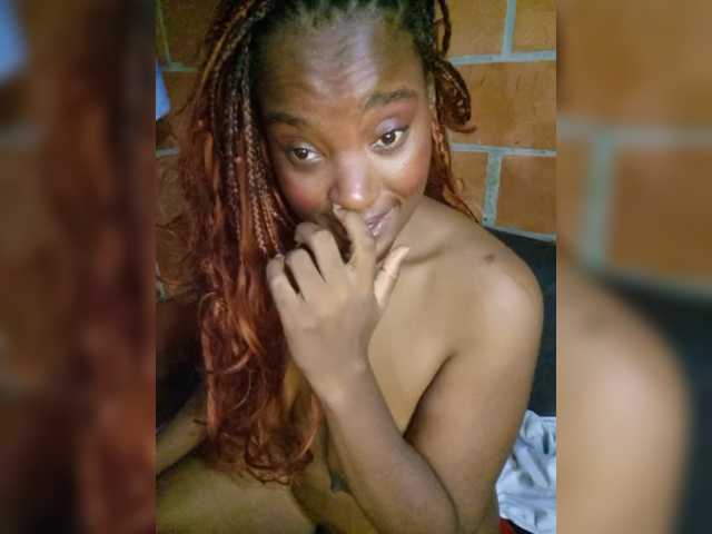 EmiliAddams, en directo ahora en BongaCams