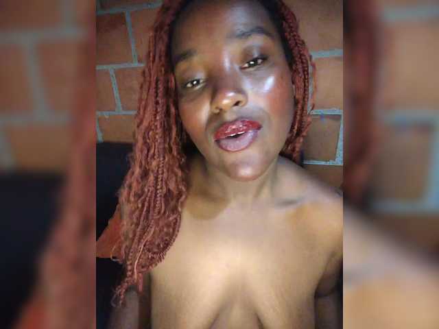 EmiliAddams live cam on BongaCams
