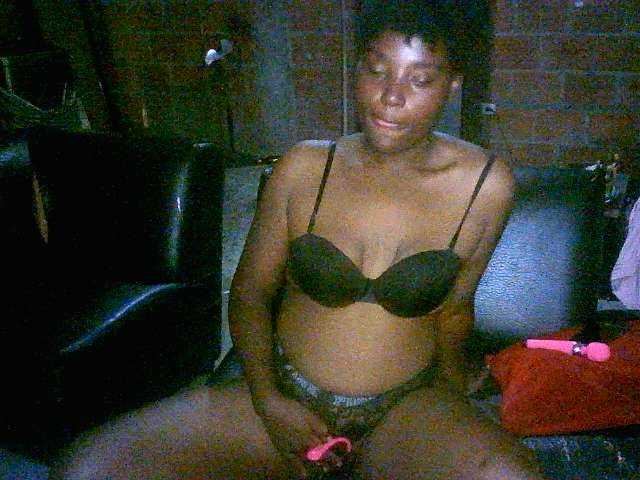 EmiliAddams live cam on BongaCams