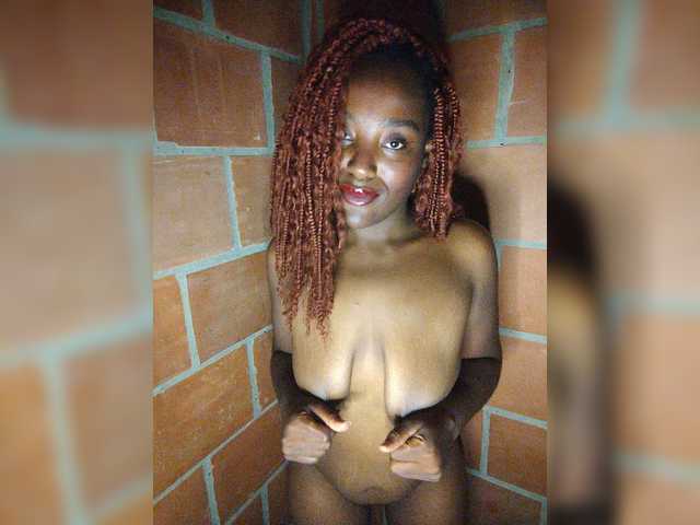 EmiliAddams live cam on BongaCams