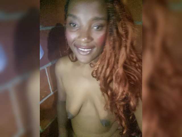 EmiliaBrava live cam preview