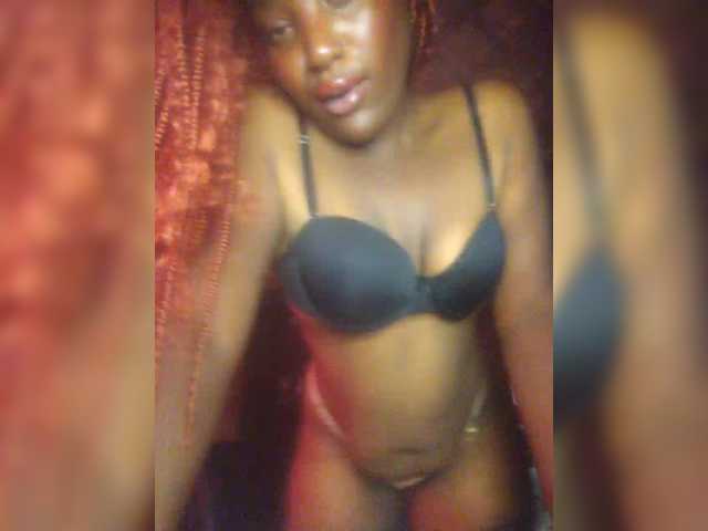 EmiliAddams live cam on BongaCams