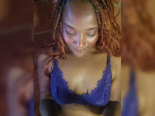 EmiliAddams live cam on BongaCams