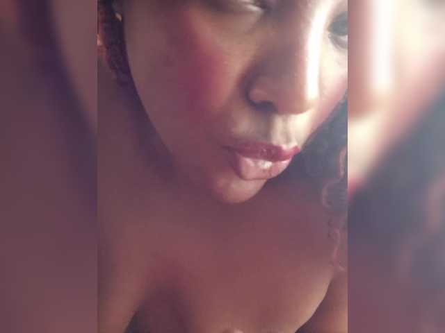 EmiliAddams live cam on BongaCams