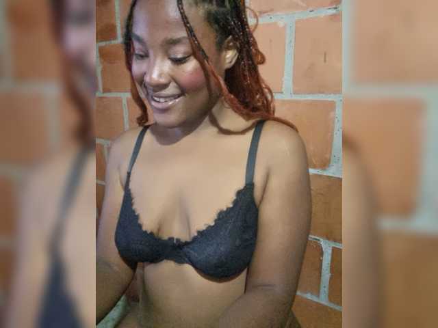 EmiliaBrava live cam on BongaCams