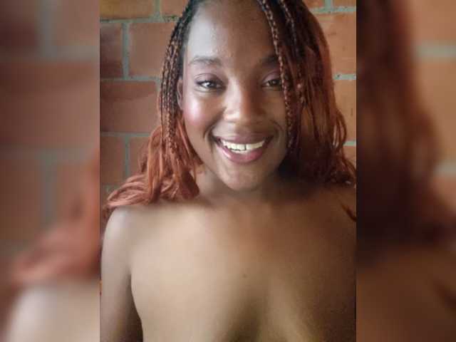 EmiliaBrava live cam preview