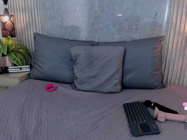 Emili-Hot's BongaCams show and profile