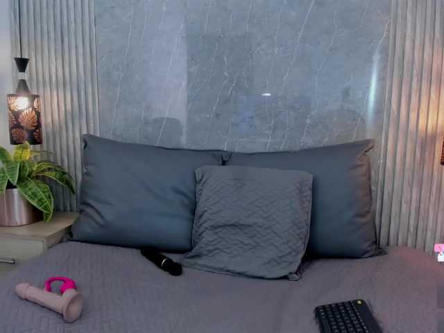 Emili-Hot's BongaCams show and profile