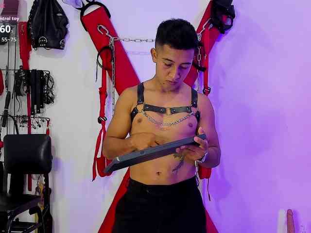 Hottsubmissive webcam