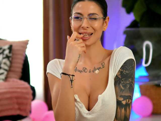 EvaAmanti's BongaCams show and profile