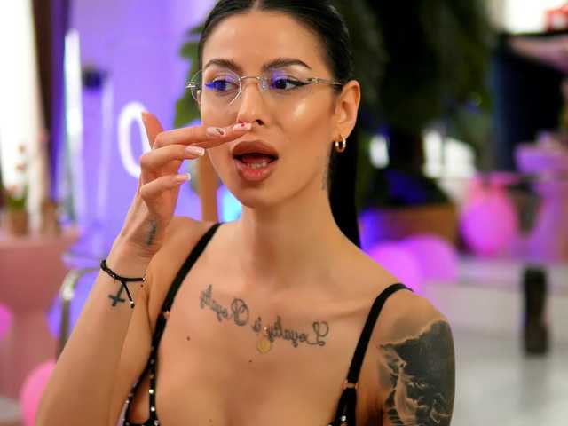 EvaAmanti's BongaCams show and profile