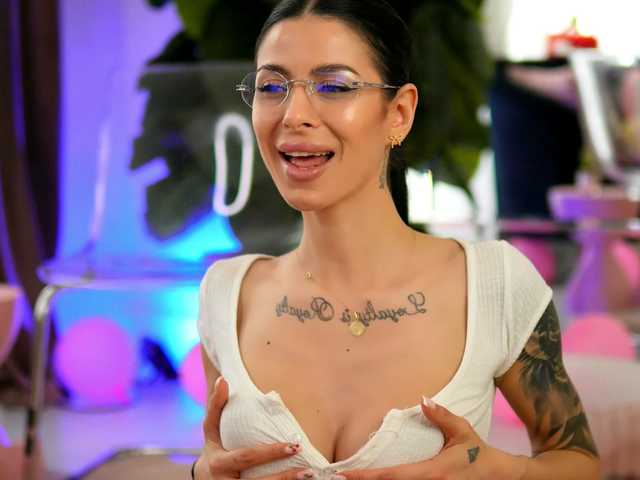 EvaAmanti's BongaCams show and profile