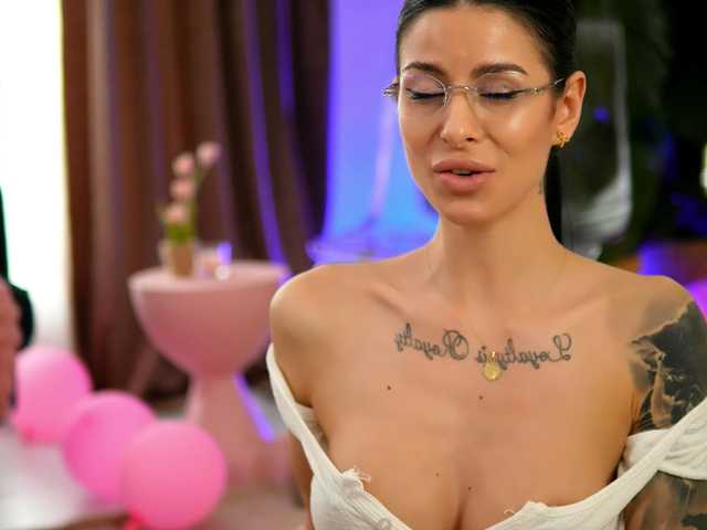 EvaAmanti's BongaCams show and profile