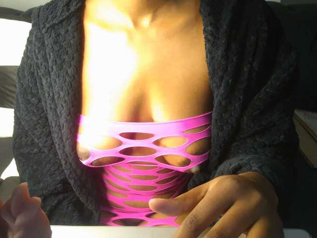 le modèle Sexyasszeee est en webcam porno dans un show sur le site bongacams, il possède les tags suivants: Ebony,Brunette,Hairy