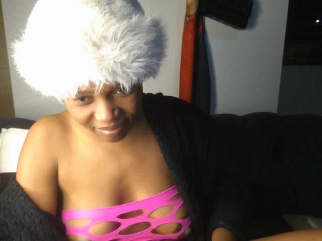 le modèle Sexyasszeee est en webcam porno dans un show sur le site bongacams, il possède les tags suivants: Ebony,Brunette,Hairy