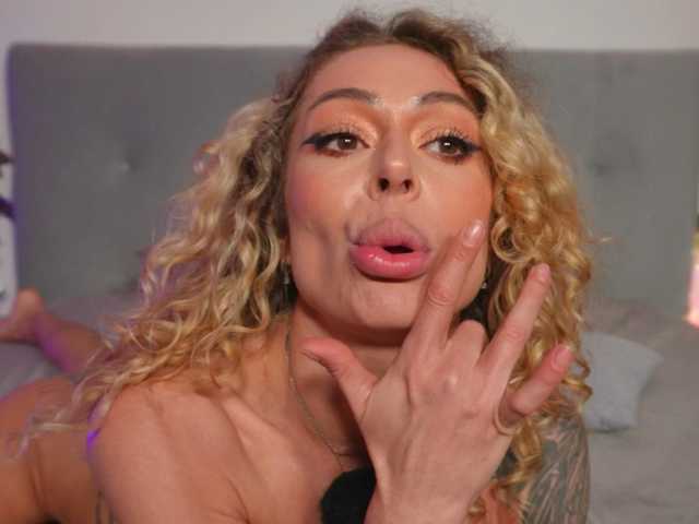 curlynatashaa live cam on BongaCams