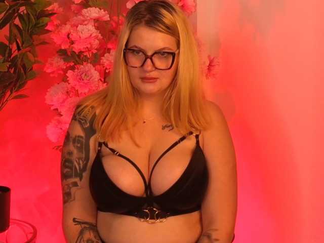 LunnaSky, live now on BongaCams