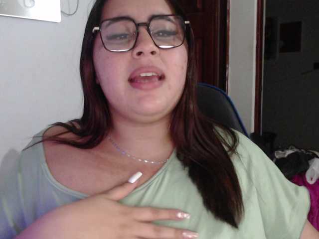 le modèle GraceYuly est en webcam porno dans un show sur le site bongacams, il possède les tags suivants: Latino/Hispanic,Brunette,Trimmed