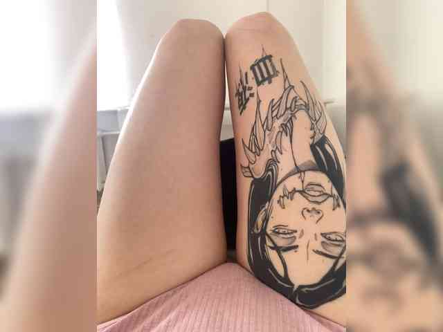 该模特正在直播。 Liokira