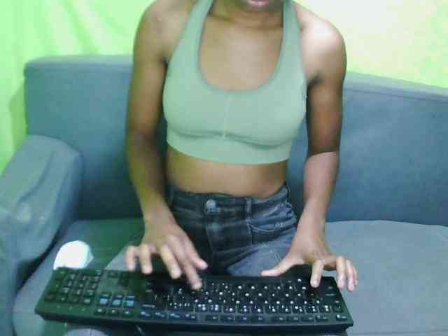 HotgirlURIEL webcam