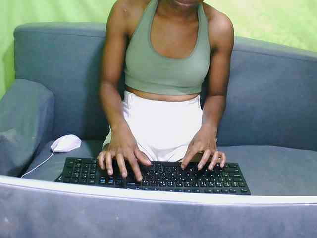 HotgirlURIEL webcam