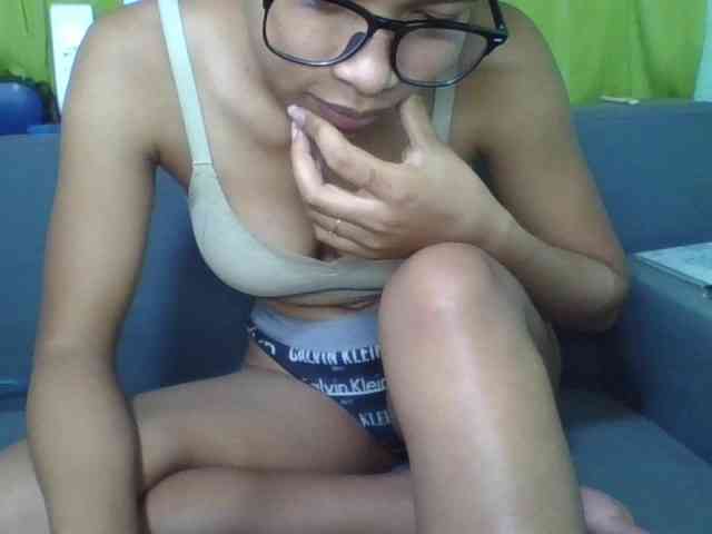 HotgirlURIEL webcam