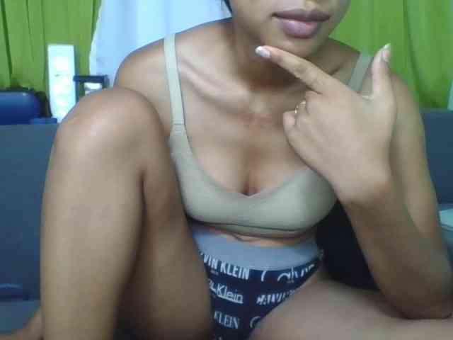 HotgirlURIEL webcam