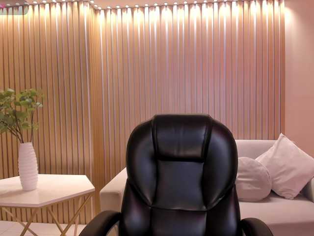 NatalieLewis live cam on UnifiedCams