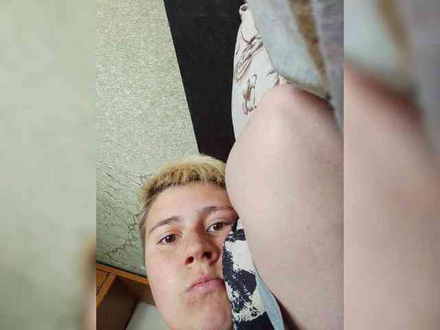 Femeli2045 webcam