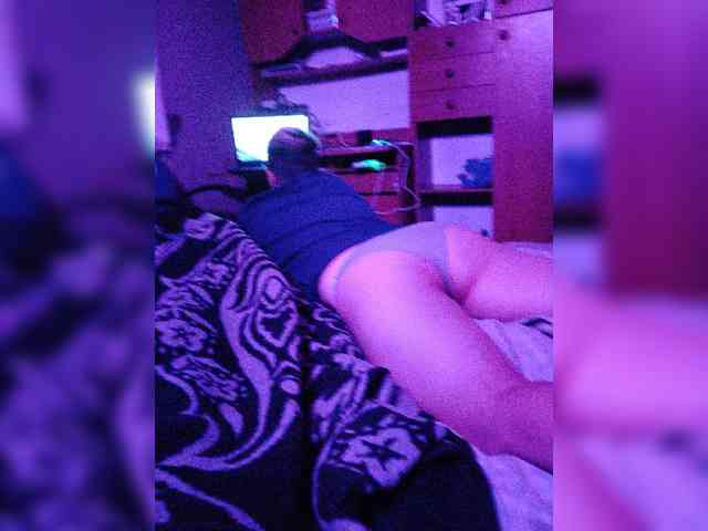Femeli2045 webcam