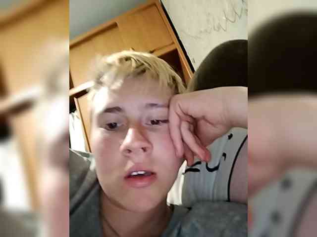 Femeli2045 webcam