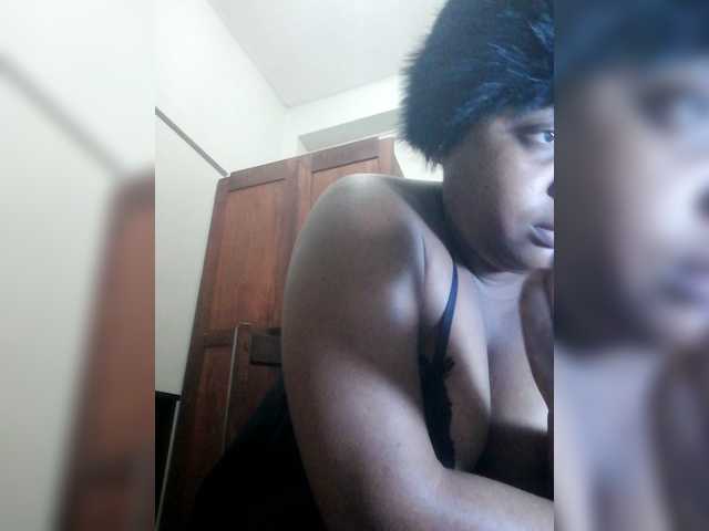 le modèle Nuna12 est en webcam porno dans un show sur le site bongacams, il possède les tags suivants: Ebony,Brunette,Hairy