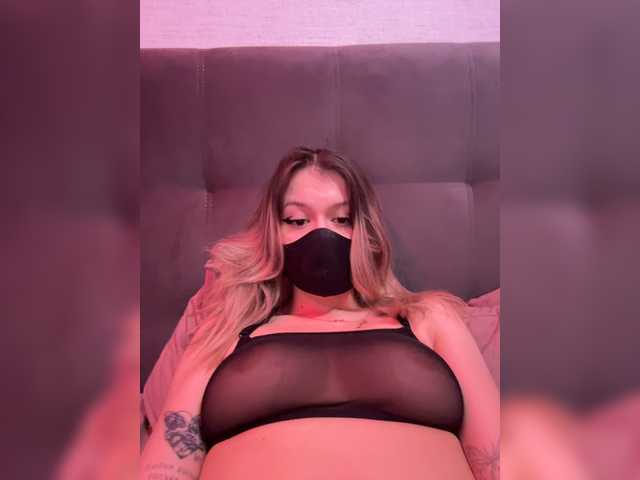 Karamelllka live cam on BongaCams