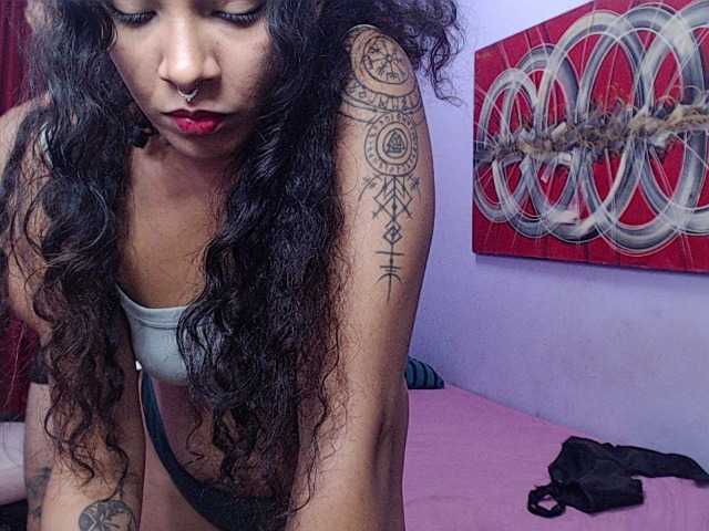 Tatiwallace live cam on BongaCams