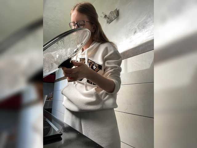 LUXUKISSKA's BongaCams show and profile