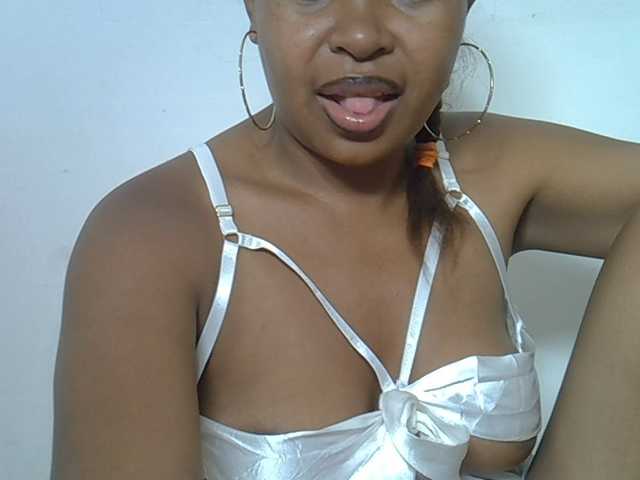 le modèle Muluna est en webcam porno dans un show sur le site bongacams, il possède les tags suivants: Ebony,Brunette,Trimmed