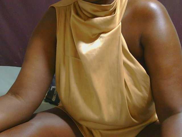 le modèle AngelBlackChoco est en webcam porno dans un show sur le site bongacams, il possède les tags suivants: Ebony,Brunette,Hairy