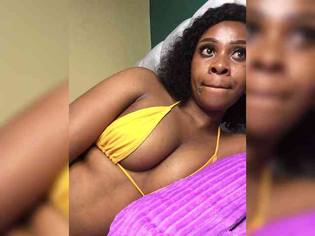 SnackQueen webcam