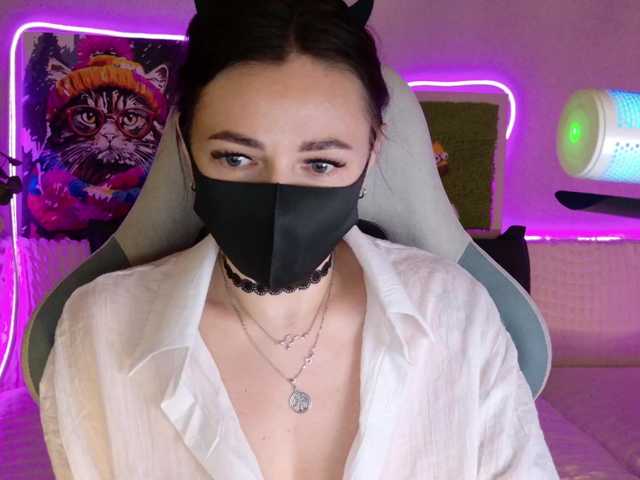 le modèle NightMint est en webcam porno dans un show sur le site bongacams, il possède les tags suivants: White/Caucasian,Brunette,Shaved