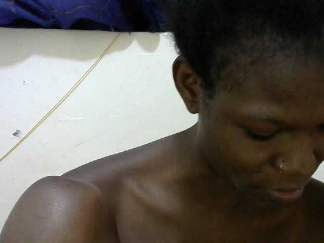 le modèle Ebonyslim est en webcam porno dans un show sur le site bongacams, il possède les tags suivants: Ebony,Brunette,Shaved