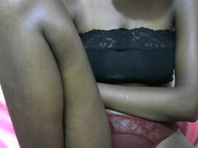le modèle Ebonyslim est en webcam porno dans un show sur le site bongacams, il possède les tags suivants: Ebony,Brunette,Shaved