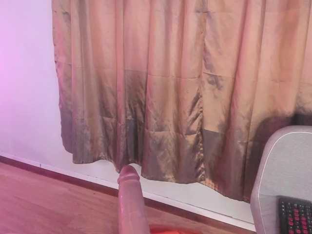 Saramiranda live cam on BongaCams