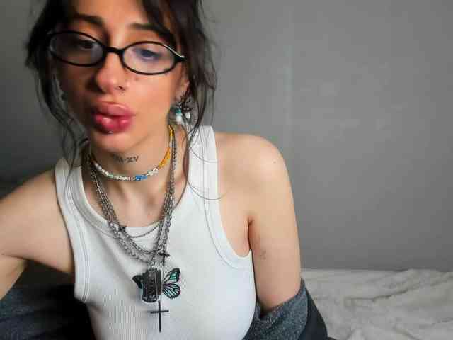 uwu-Monica webcam
