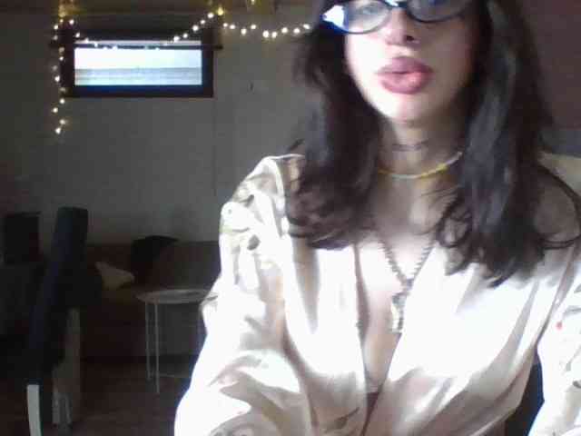 uwu-Monica webcam