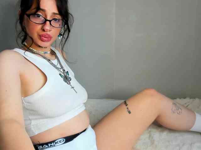 uwu-Monica webcam
