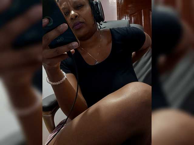 CandyLove's BongaCams show and profile