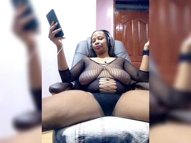 CandyLove's BongaCams show and profile