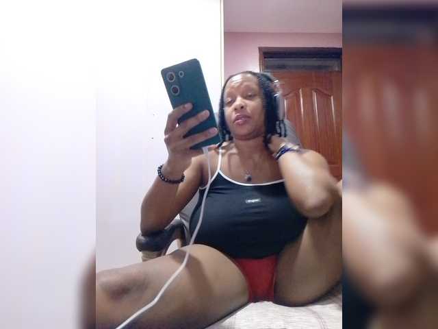 le modèle Candylove est en webcam porno dans un show sur le site bongacams, il possède les tags suivants: Ebony,Brunette,Hairy