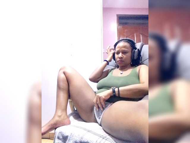 le modèle Candylove est en webcam porno dans un show sur le site bongacams, il possède les tags suivants: Ebony,Brunette,Hairy