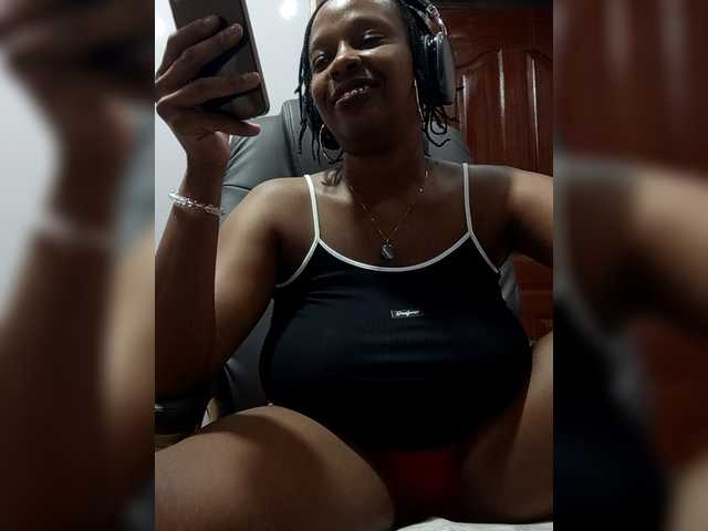 CandyLove's BongaCams show and profile